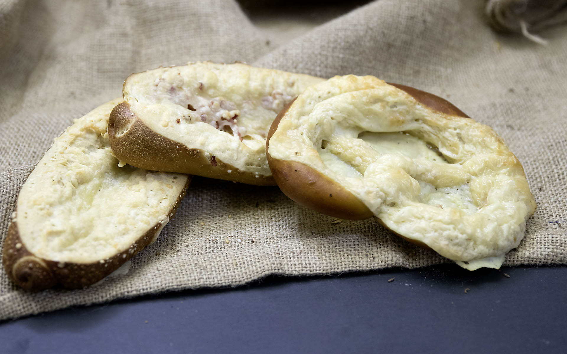 Käselaugenstangen, Käselaugenspeckstange, Käselaugenbrezel